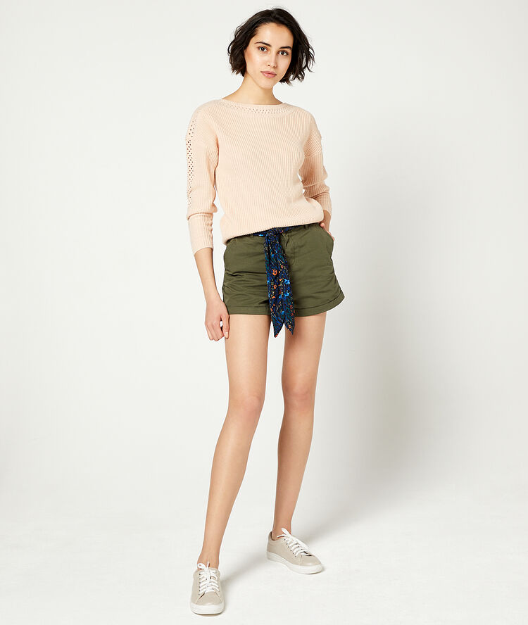 Short avec foulard kaki.