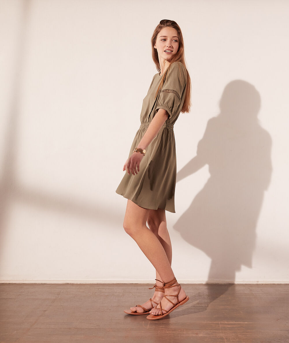 Robe smockée dos ouvert kaki fonce.