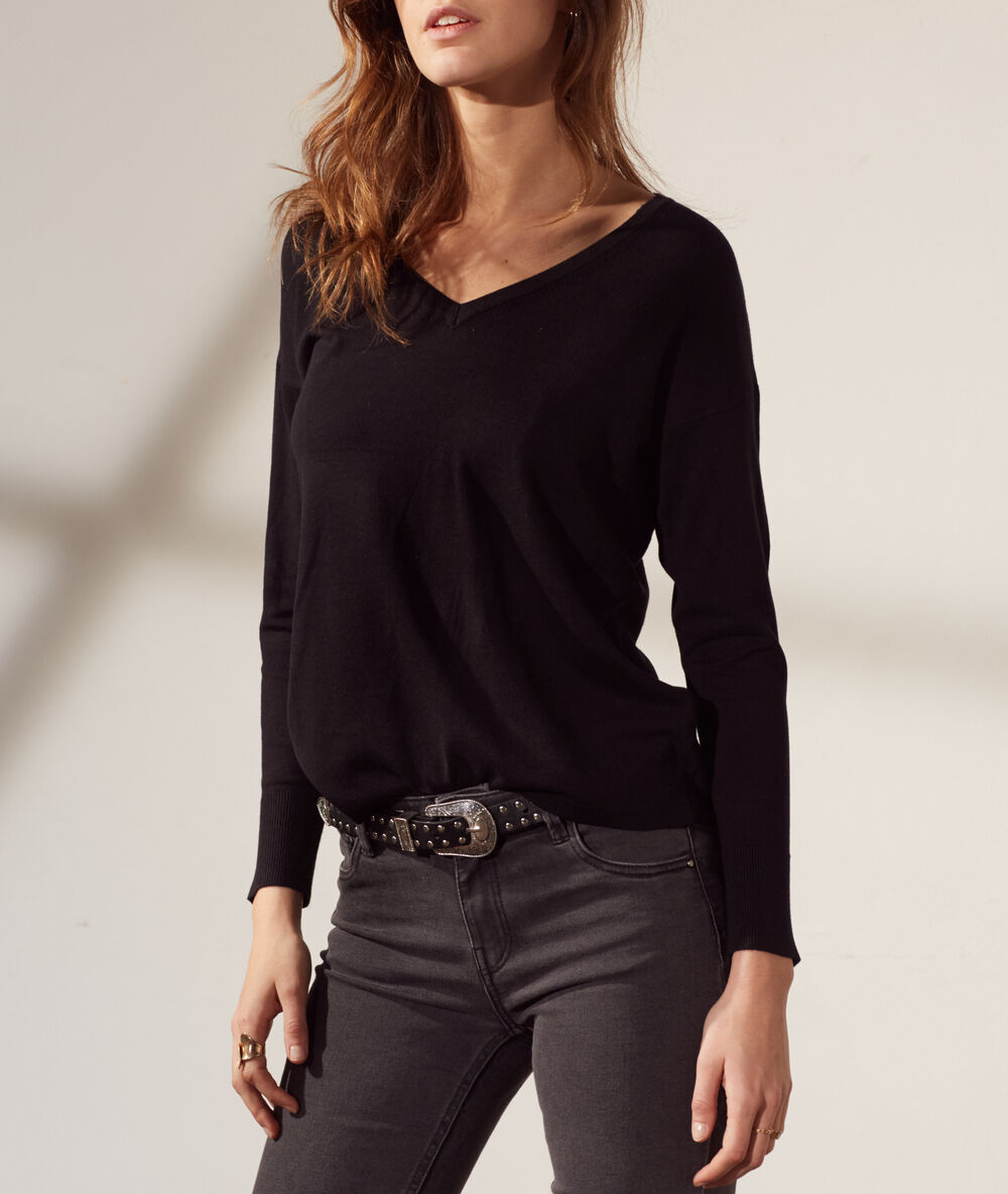 Pull col v en maille fine noir.