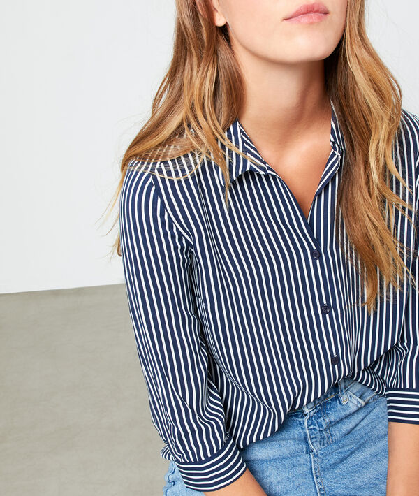 Chemise à rayures marine.