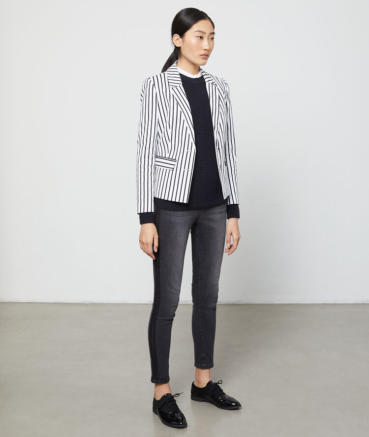 Pull en grosse maille et fils métallisés noir.