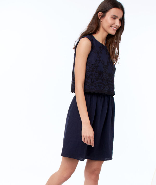 Robe dos nu avec haut en broderie bleu marine.