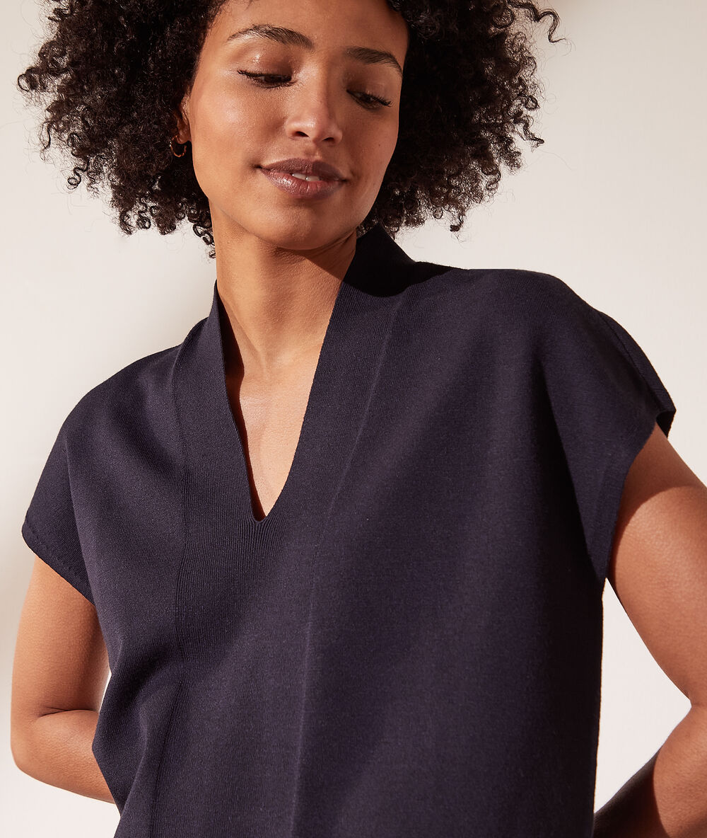 Top en maille col v bleu marine.