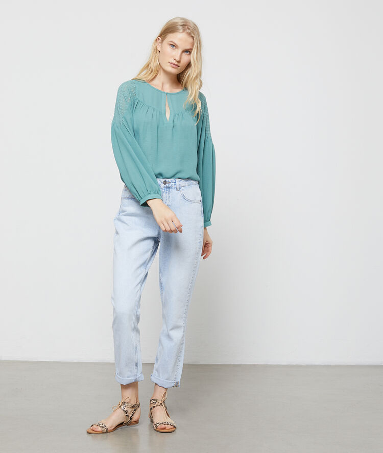 Blouse manches bouffantes à guipure amande.