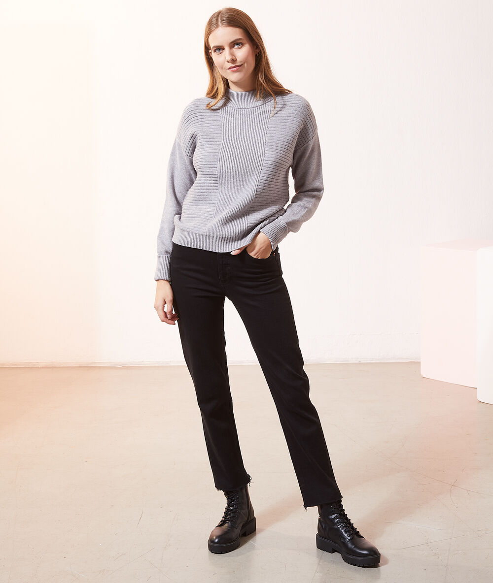 Pull col montant en grosse maille gris chine clair.