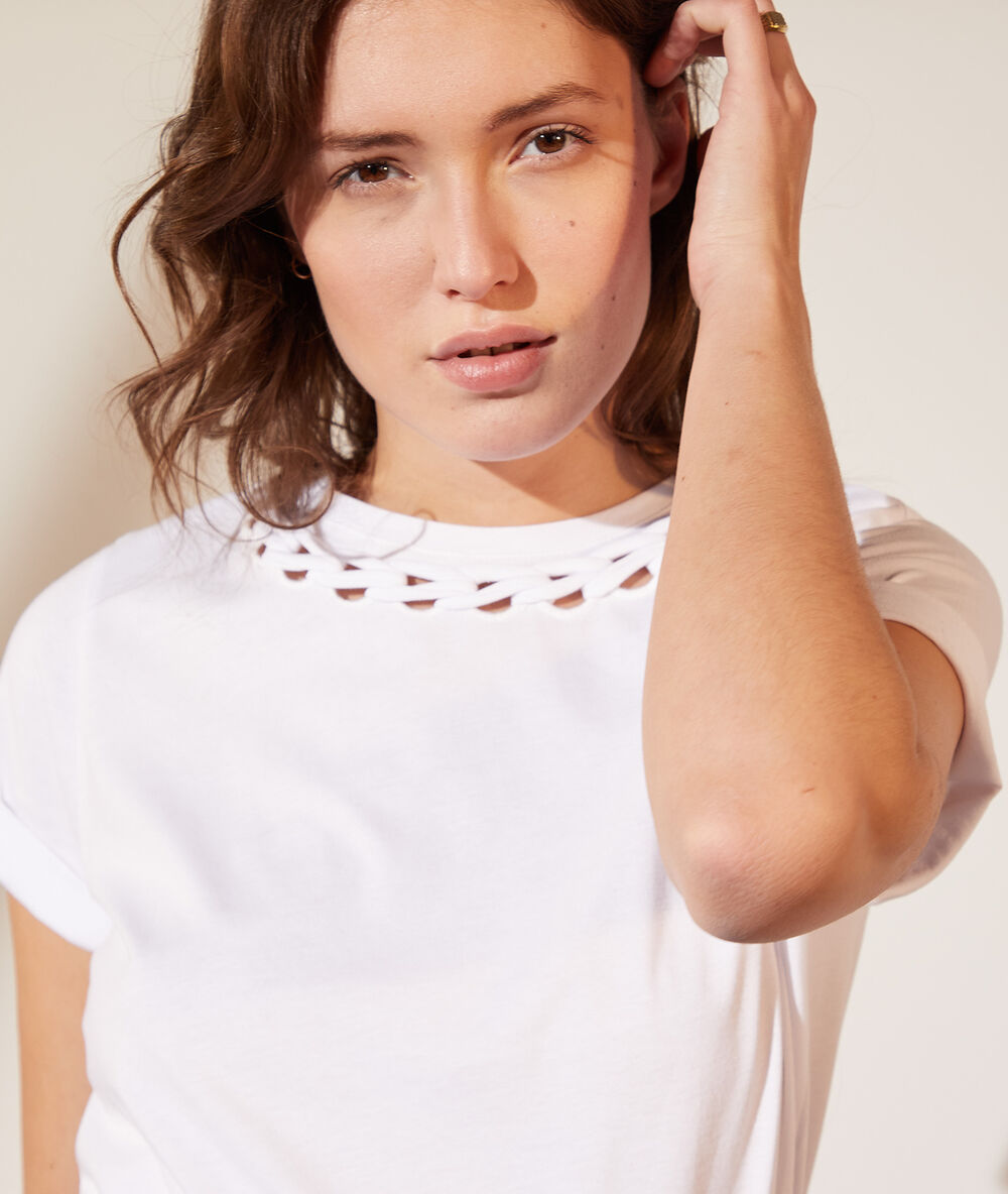 T-shirt col ajouré blanc.