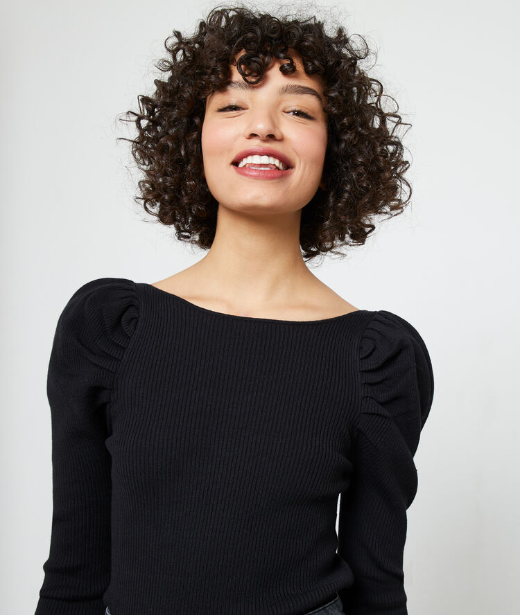 Pull en maille fine, manches gigot noir.