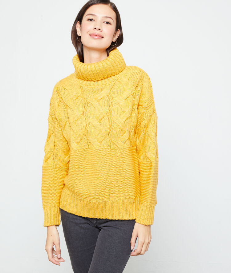 Pull col roulé en maille torsadée curry.