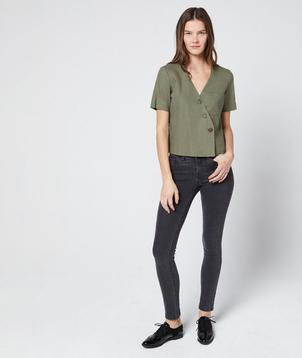 Blouse courte boutonnage asymétrique kaki.
