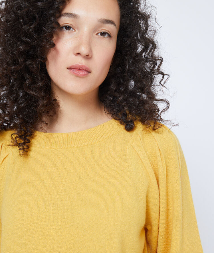 Pull manches ballons en cachemire ocre.