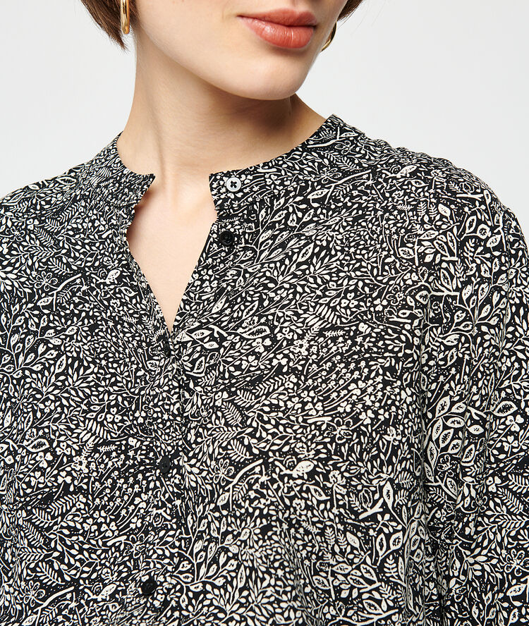 Robe smokée imprimé fleuri noir.