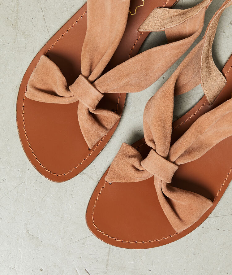 Sandales plates effet daim camel fonce.