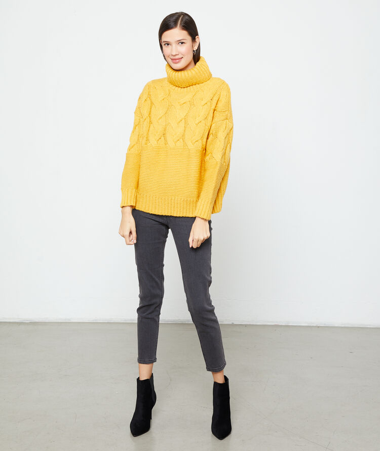 Pull col roulé en maille torsadée curry.