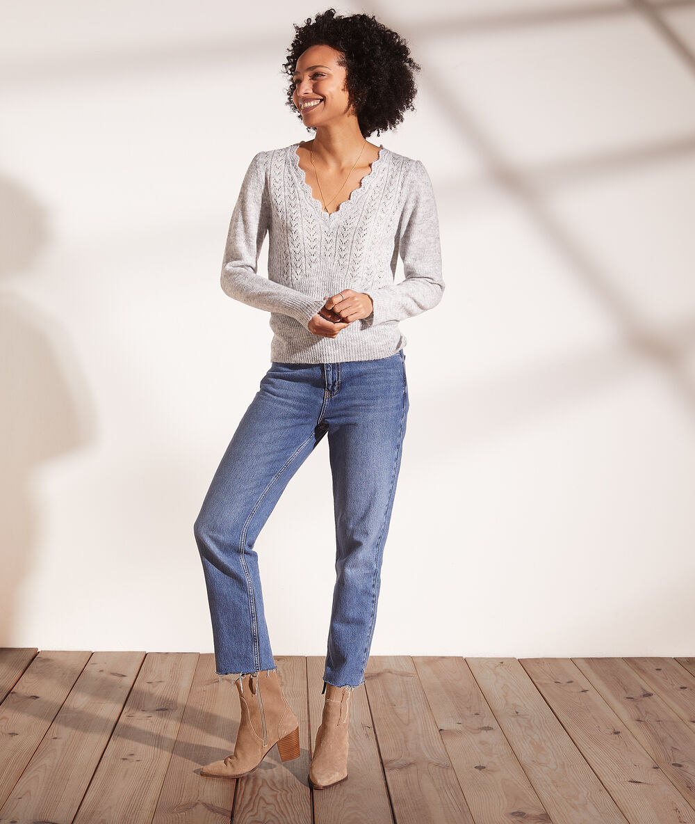 Pull pointelle col v gris chine.