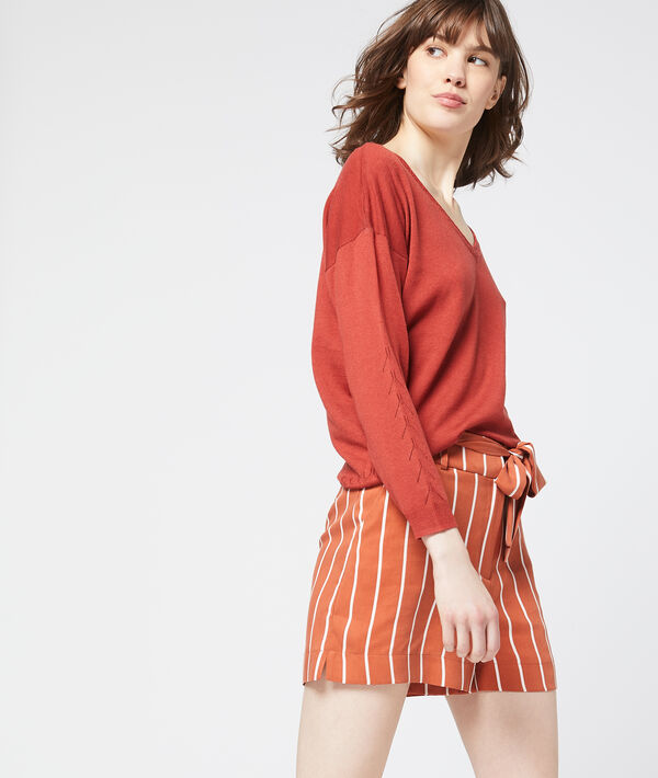Pull col v en maille fine rouille.