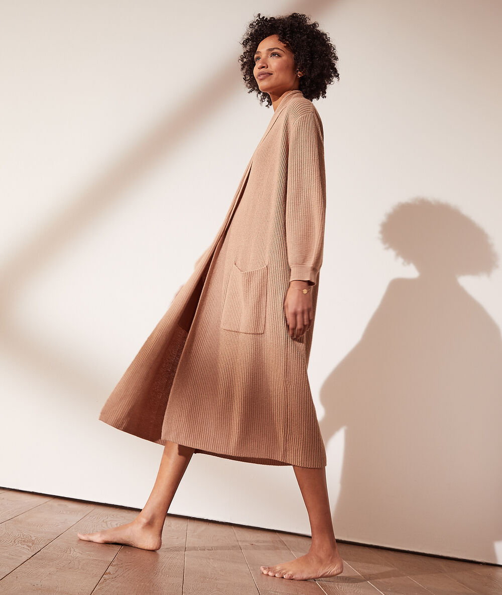 Cardigan long en maille camel.