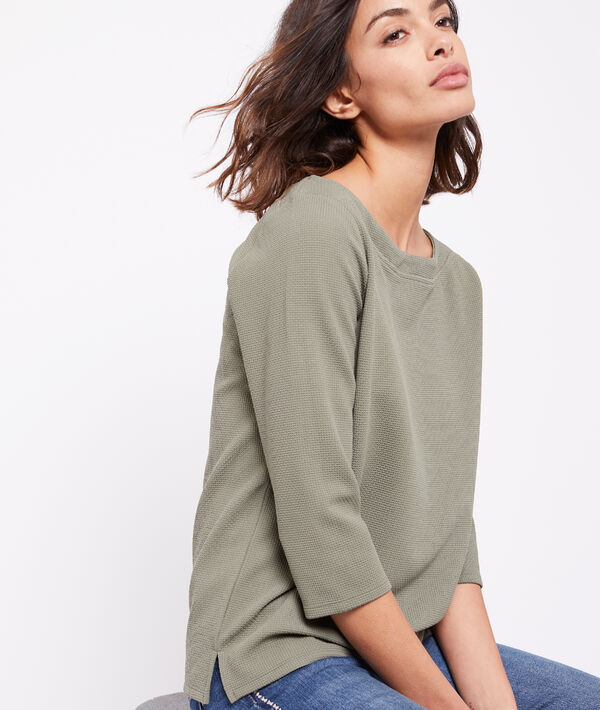 T-shirt col bateau kaki clair.