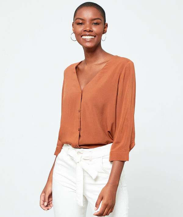 Blouse col v boutonnée savane.