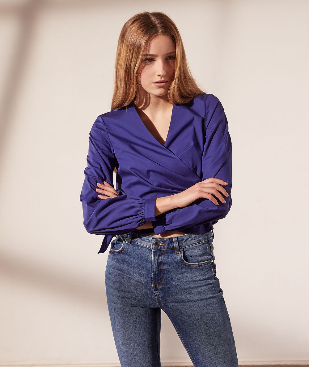Blouse cache-cœur indigo.