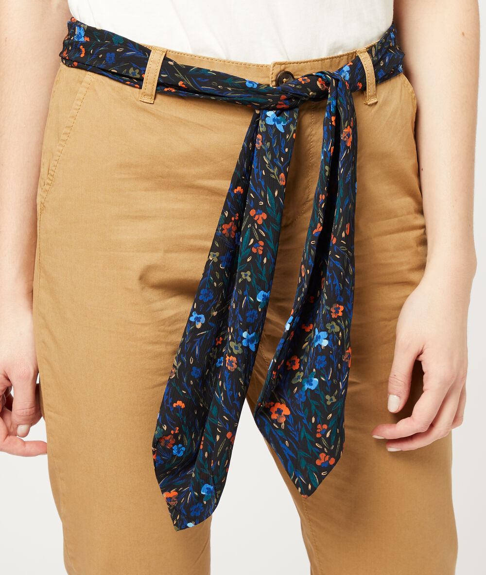 Pantalon droit avec foulard camel fonce.