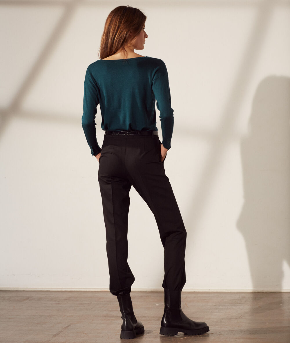 Pull col v en maille fine vert paon.