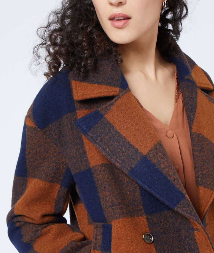 Manteau court à carreaux marine.