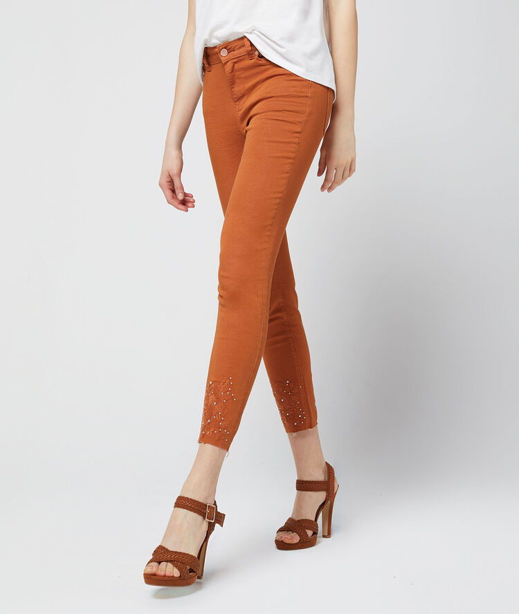 Jean skinny à broderies et perles camel.