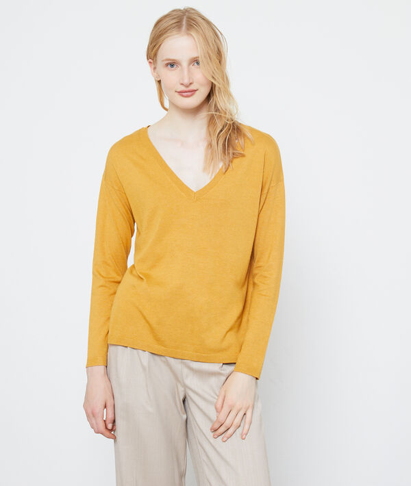 Pull col v en maille fine ocre.