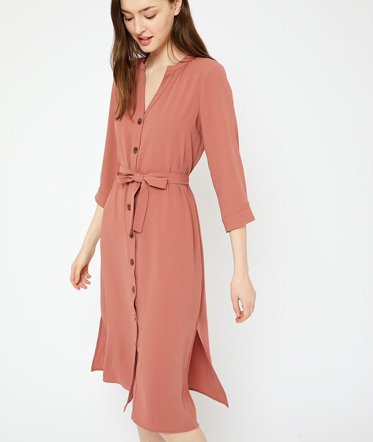 Robe longue ceinturée framboise.