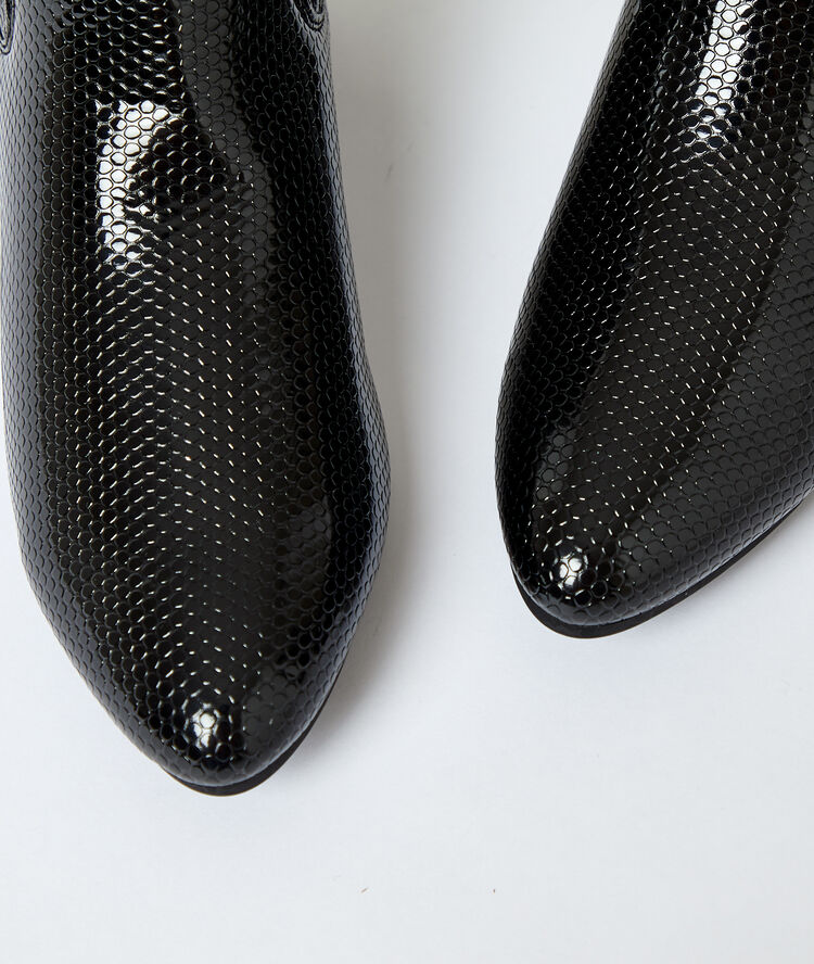 Bottines effet serpent noir.