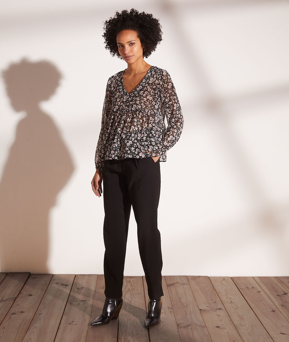 Blouse fluide imprimé fleuri noir.