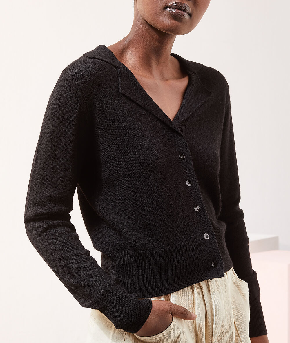 Cardigan maille fine noir.