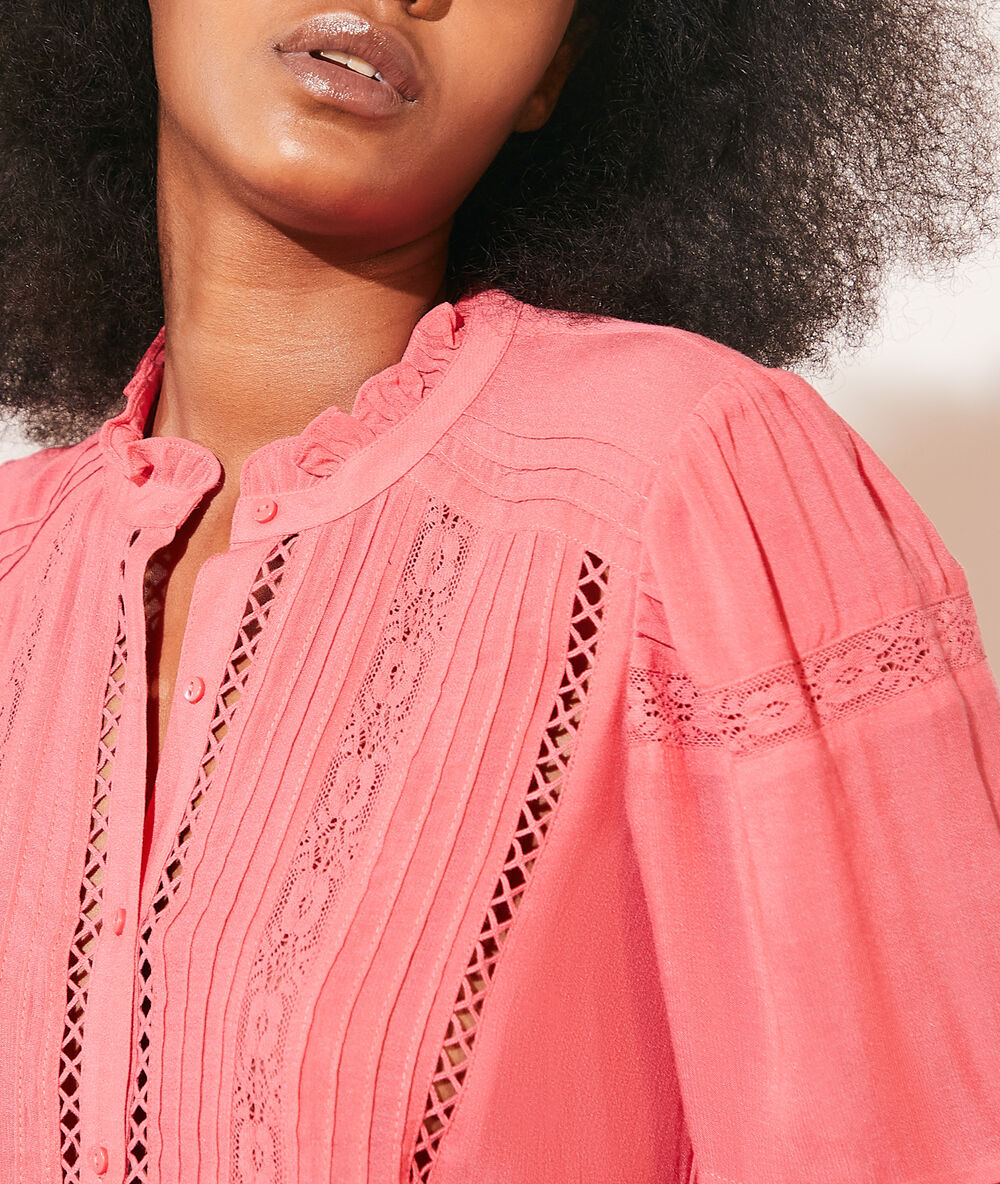Blouse ajourée détails dentelle rose.