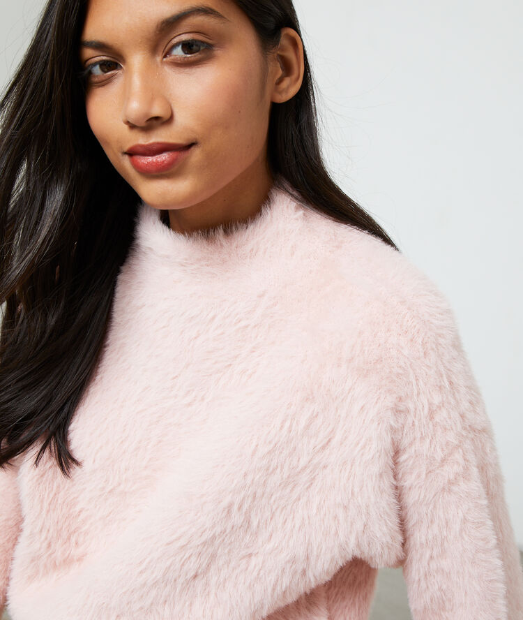 Pull col montant en maille fluffy vieux rose.