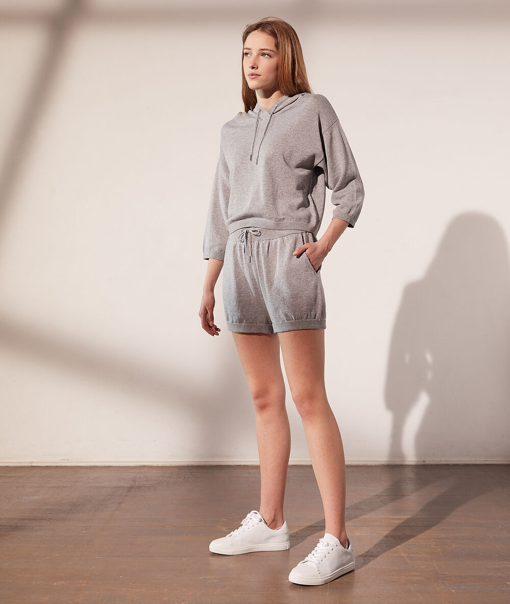 Sweat à capuche en maille gris chine.
