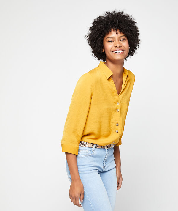 Blouse à col chemisier et boutons curry.