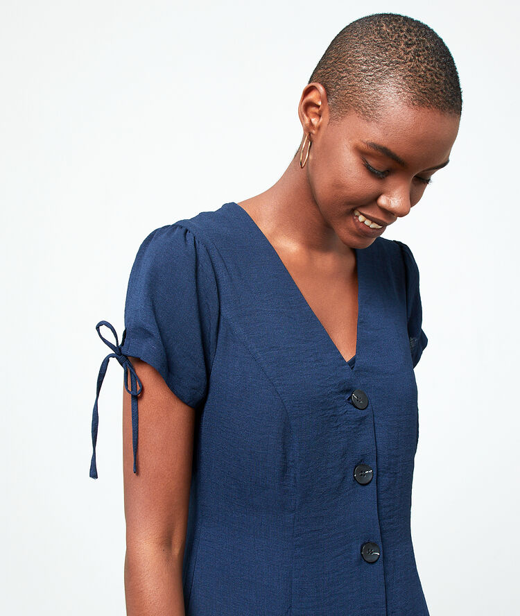 Robe évasée à boutons marine.