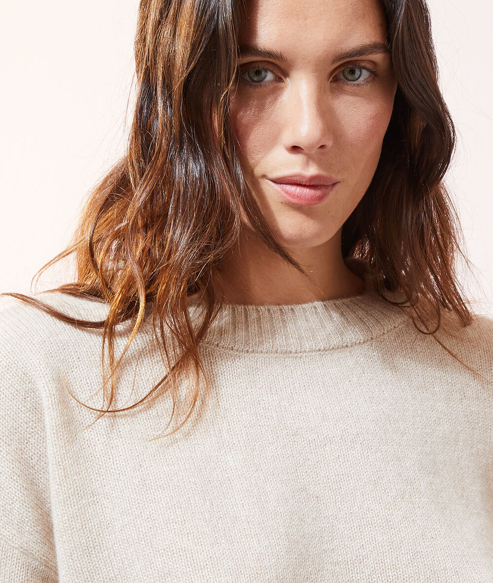 Pull en cachemire beige rose.