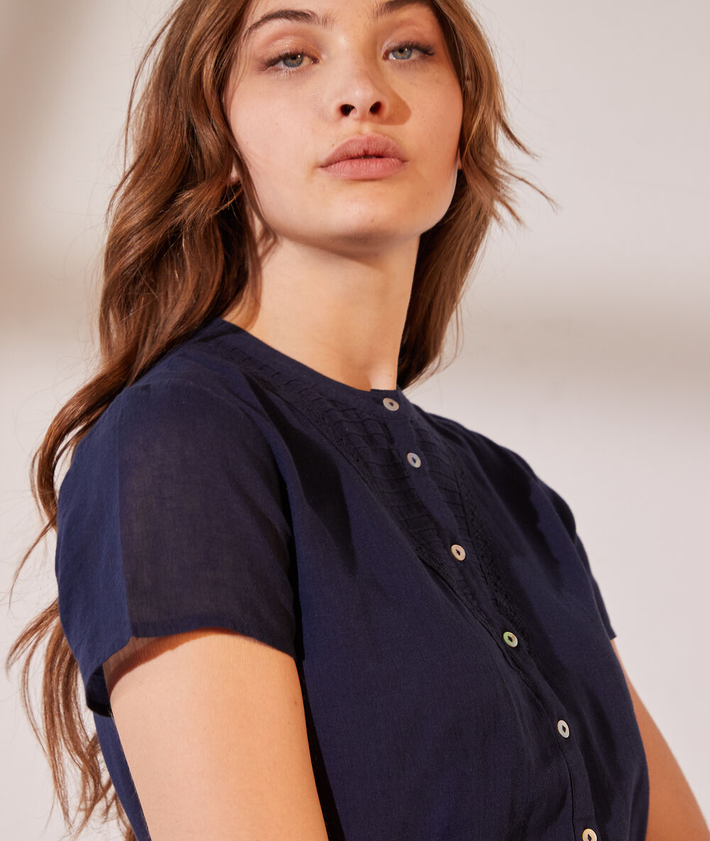 Robe chemise ceinturée détails en dentelle marine.