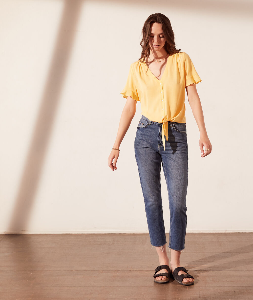 Chemise à nouer jaune pale.