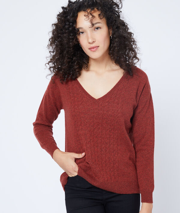 Pull torsadé en cachemire rouille.