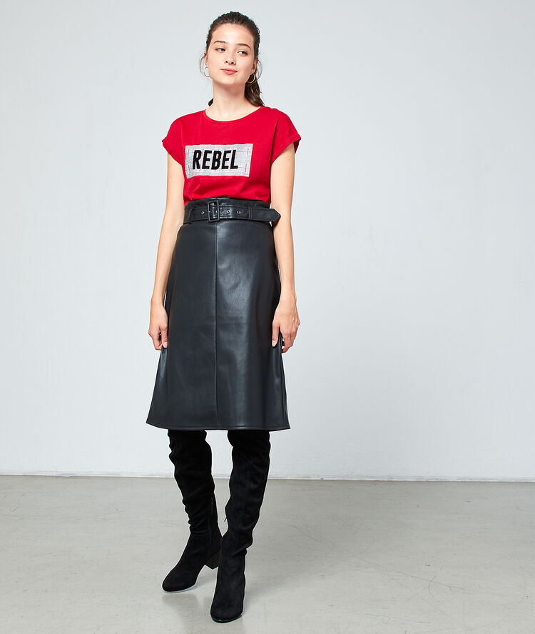 Jupe midi en simili cuir noir.