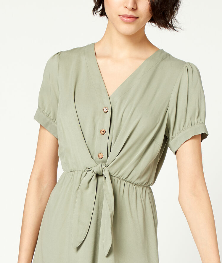 Robe fluide à nouer kaki clair.