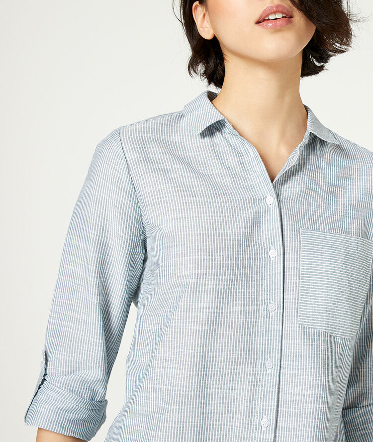 Chemise à rayures kaki clair.