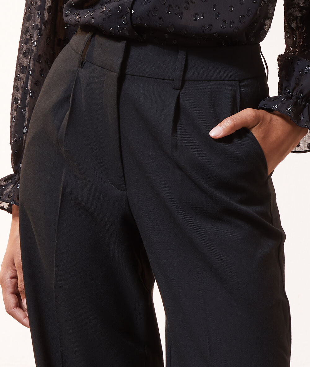 Pantalon large à pinces noir.