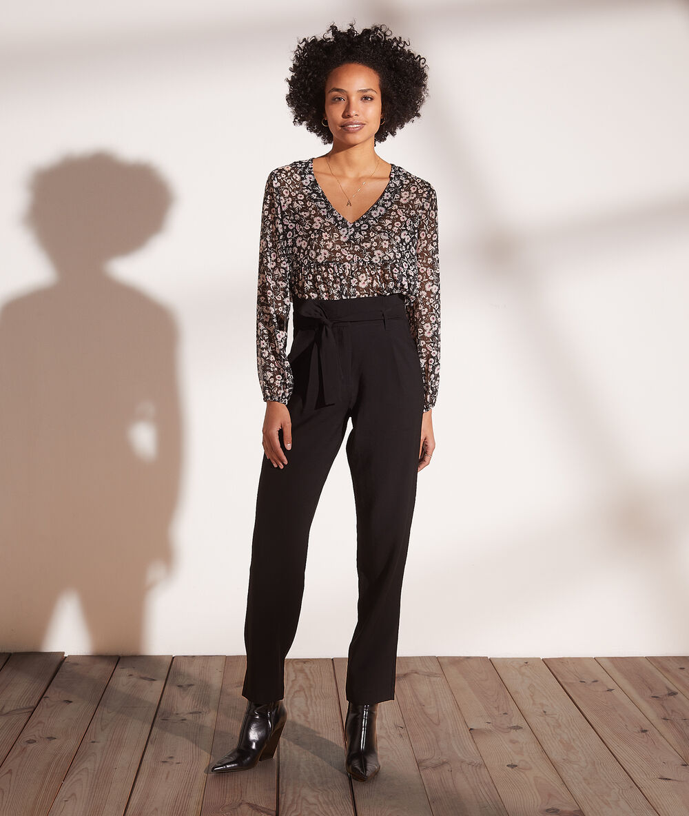 Blouse fluide imprimé fleuri noir.