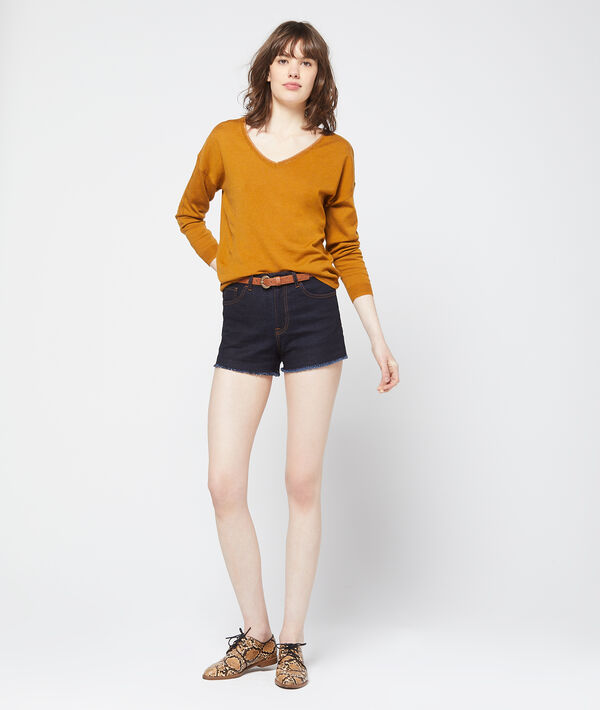 Pull col v en maille fine moutarde.