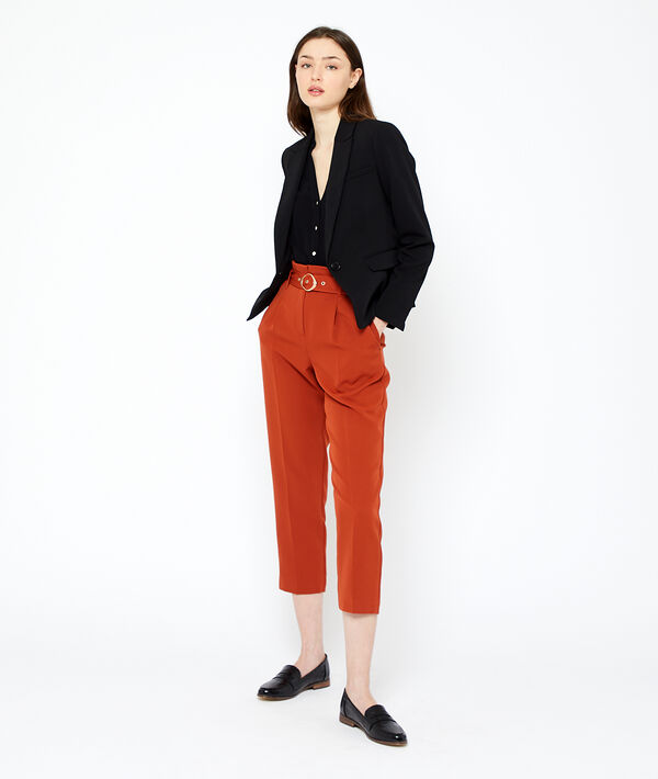 Veste de tailleur noir.