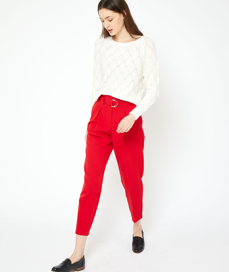 Pantalon carotte ceinturé carmin.