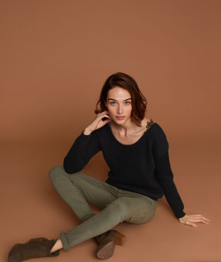 Pantalon slim 100% coton kaki clair.